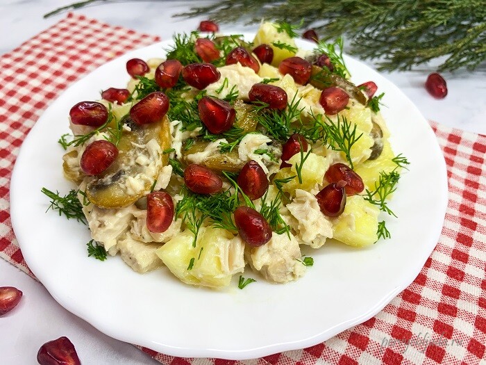 Салат с шампиньонами, курицей и свежим ананасом — к праздничному столу