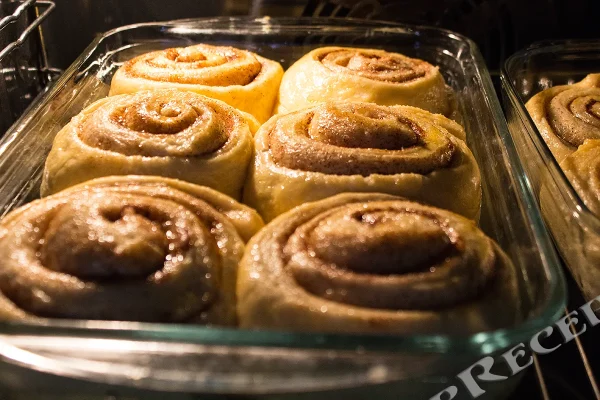 сдобные булочки с корицей и сахаром из дрожжевого теста