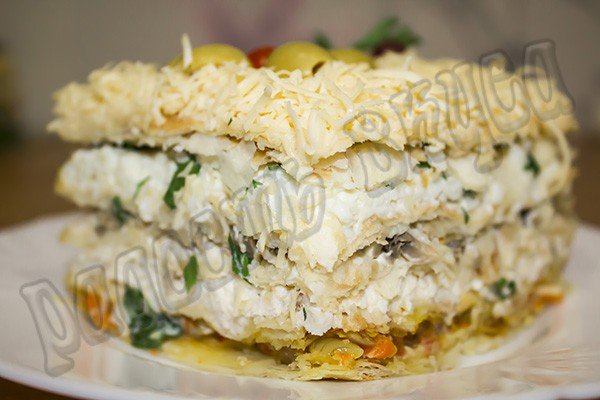 Праздничный слоеный салат на коржах с курицей