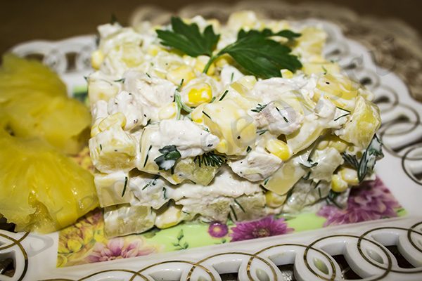 Легкий салат с курицей и ананасами