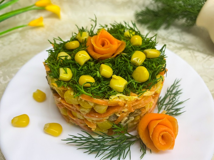 Салат с говядиной, корейской морковкой и кукурузой