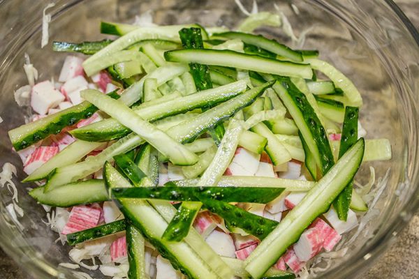 салат с крабовыми палочками и огурцом свежим