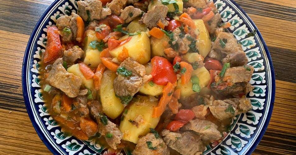 Свинина тушеная в компании с пивом и овощами