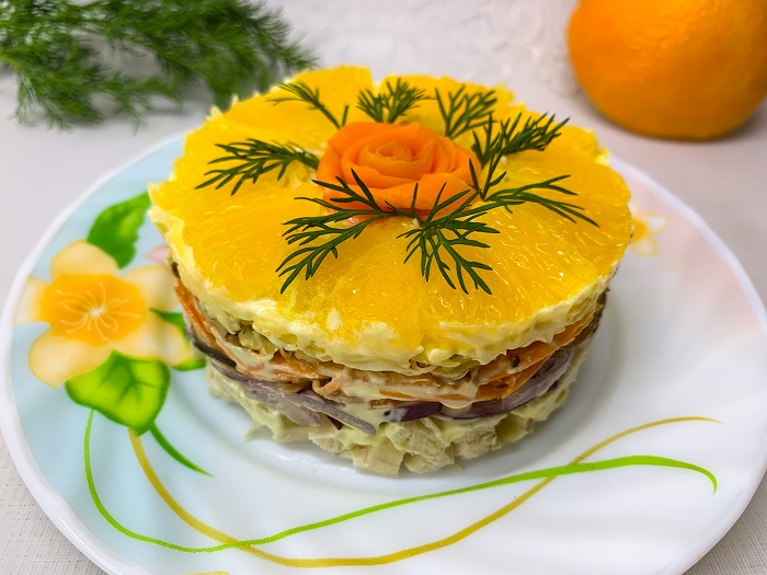 Праздничный слоеный салат с курицей, грецким орехом и апельсином