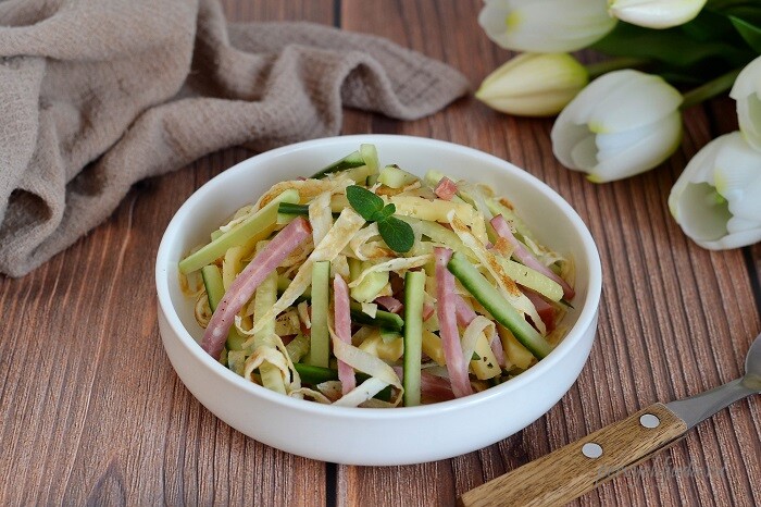 блинный салат с копченой колбасой и огурцом