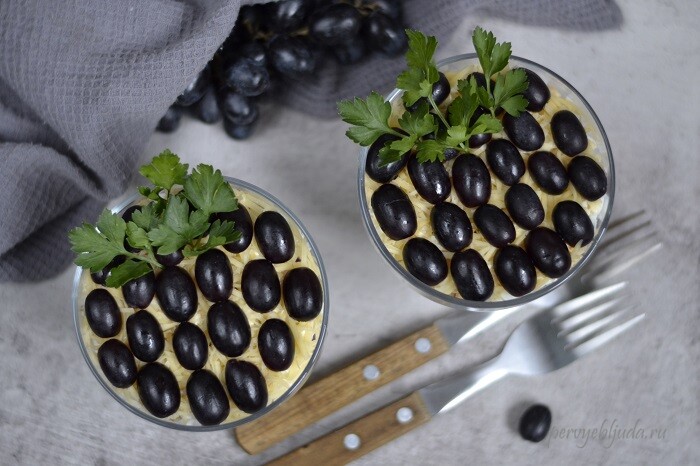 праздничный салат с курицей, сыром и черным виноградом