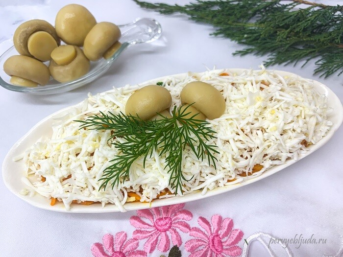 салат с копченой курицей и маринованными шампиньонами