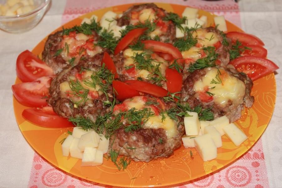 Мясные гнездышки с сыром и помидорами