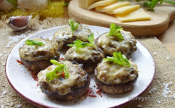 Шампиньоны запеченные в духовке с сыром — горячая закуска к празднику