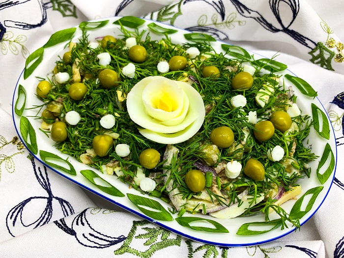 Салат с говядиной, маринованными огурцами и зеленым горошком