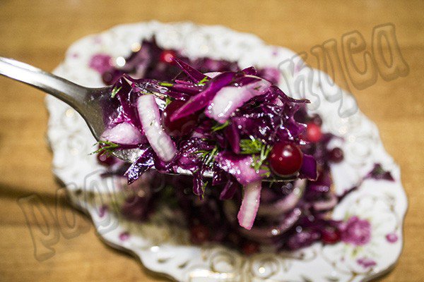 Простой салат из красной капусты с маринованным луком