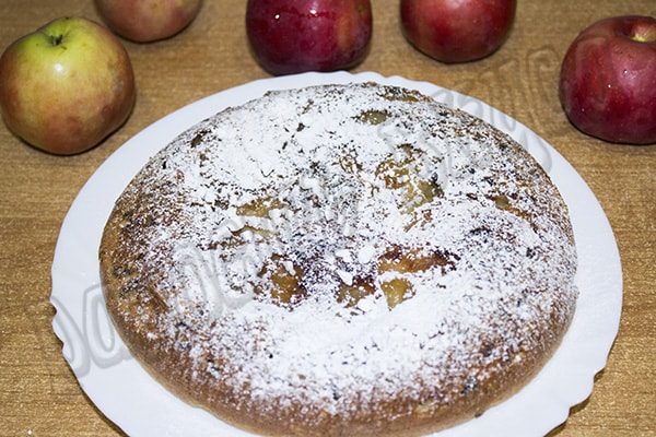 Вкусная шарлотка с яблоками в мультиварке