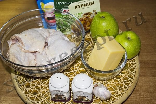 Куриные бедрышки с яблоками в духовке