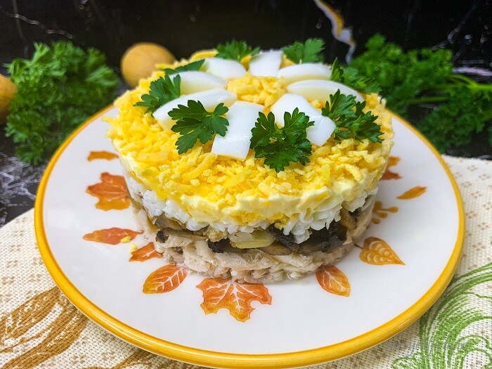 Слоеный салат с курицей, грибами и грецкими орехами