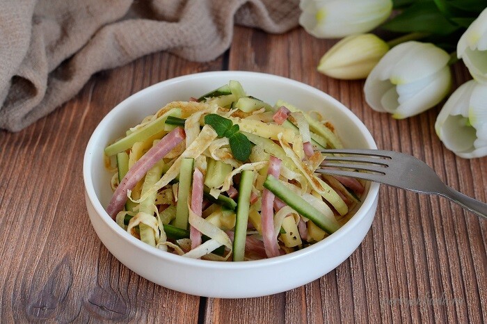 Блинный салат с копчёной колбасой, свежим огурцом и сыром