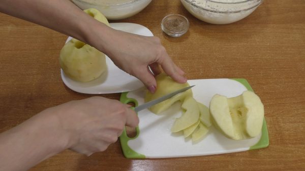 Шарлотка с яблоками и творогом в мультиварке