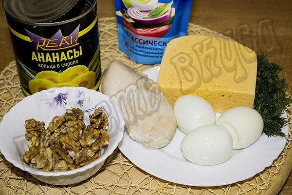 Слоеный салат с курицей и ананасами