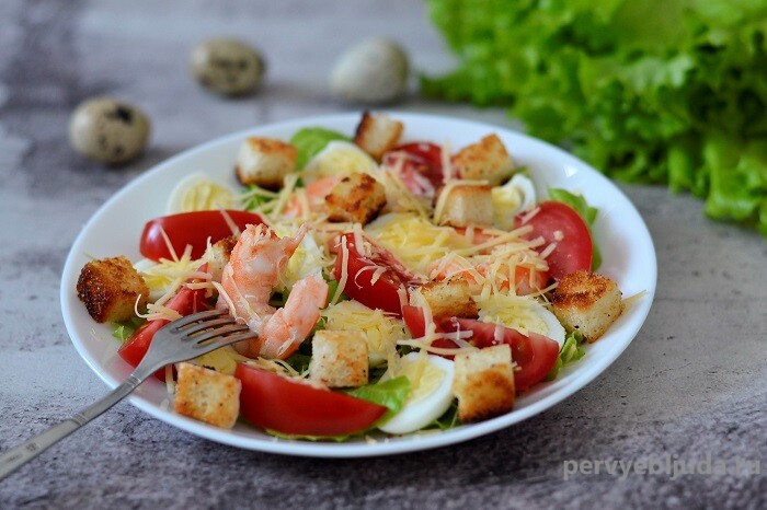 Салат с креветками и чесночными гренками