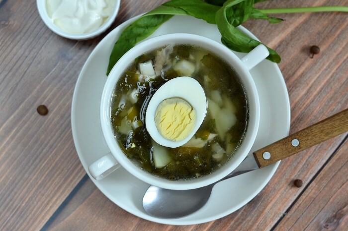 суп со щавелем и яйцом на мясном бульоне