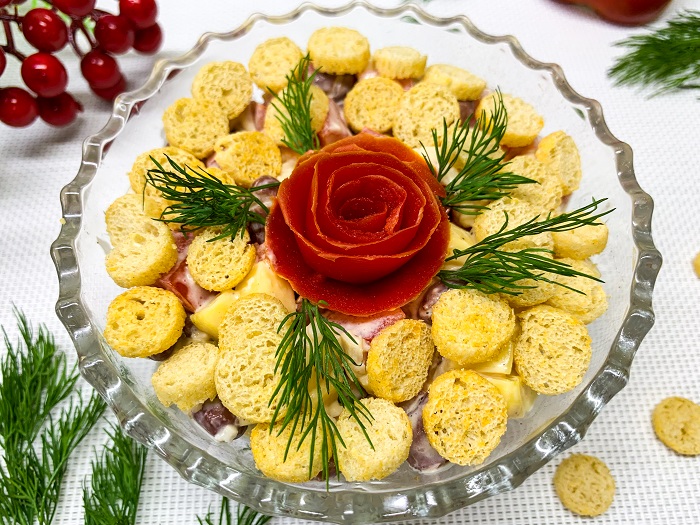 украшаем салат из курицы