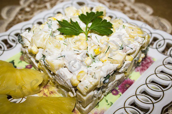 Легкий салат с курицей и ананасами