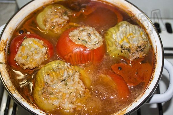 Перец фаршированный мясом и рисом - рецепт с томатным соусом