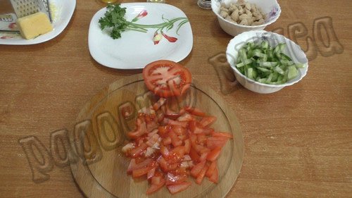 sloenyj-salat-s-kuricej