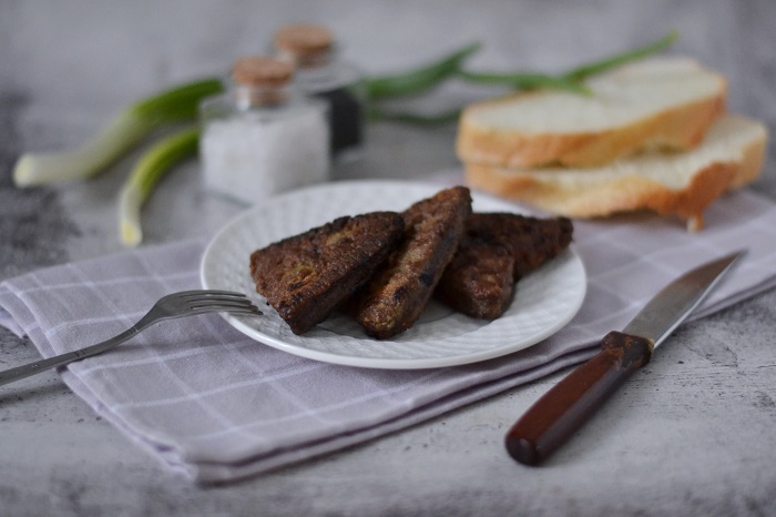 Мягкая говяжья печень жареная куском на сковороде