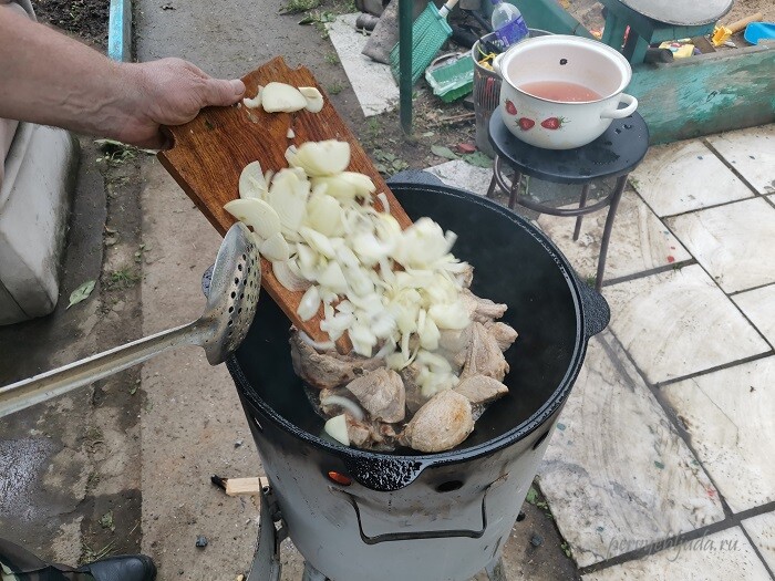 добавляем лук в жаркое